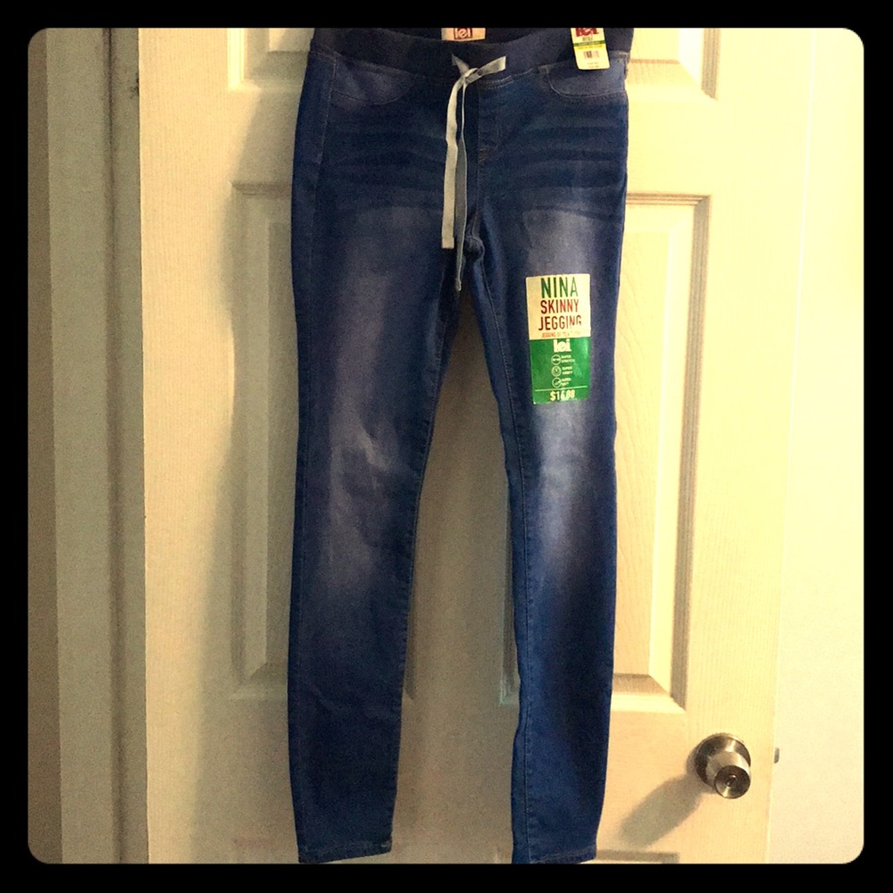 Lei size M jeggings pull on w/ tie front closure.
